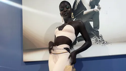 Une mannequin dans le Guinness des Records pour sa couleur de peau...